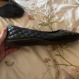 Women’s 8.5 black patent leather quilted flats w memory foam in great condition